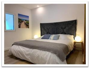 Posteľ alebo postele v izbe v ubytovaní Gorgeous Beach Villla with AC, 300m2 from Playa Mitjorn