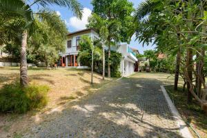 a driveway leading to a house with palm trees at Villa Wassana - Sunset View 5Bed in Koh Samui 