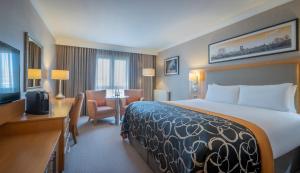 Postel nebo postele na pokoji v ubytování Clayton Hotel, Leeds
