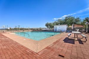una piscina con una mesa y una mesa de picnic en Eloy Desert Oasis with Courtyard and Pool Access!, en Eloy