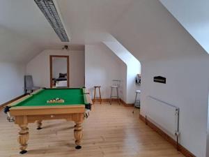 Biliár nebo kulečník v ubytování Spacious 6-Bed House 10 minutes from Knock Airport