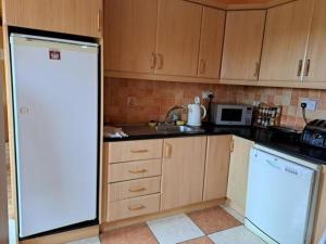 Kuchyň nebo kuchyňský kout v ubytování Spacious 6-Bed House 10 minutes from Knock Airport