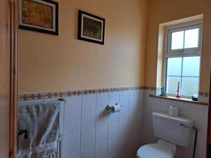Koupelna v ubytování Spacious 6-Bed House 10 minutes from Knock Airport