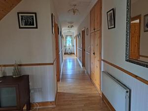Fotografie z fotogalerie ubytování Spacious 6-Bed House 10 minutes from Knock Airport v destinaci Ballaghaderreen