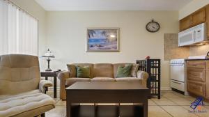 un soggiorno con divano e tavolo di Tropic Breeze 3 a St Pete Beach