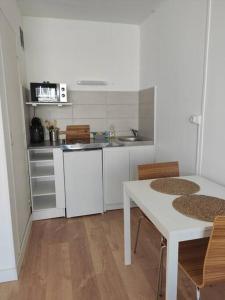 Kuchyň nebo kuchyňský kout v ubytování Appartement à 100 m de la mer !
