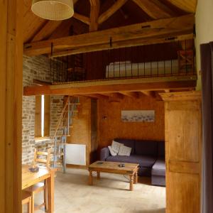 ein Wohnzimmer mit einem Hochbett und einem Sofa in der Unterkunft gîte de la Cabotte in Bussy-le-Grand