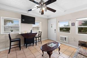ein Wohnzimmer mit einem Deckenventilator und einem Tisch in der Unterkunft Perfect Location 1BR Pool Parking Outside Area 9 in Myrtle Beach