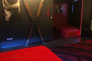 um quarto com um par de tesouras na parede em Studio hot 