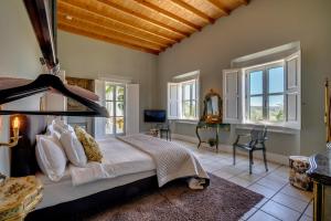 ein Schlafzimmer mit einem Bett in einem Zimmer mit Fenstern in der Unterkunft Best Luxury Boutique B&B Vista do Vale Tomar in Tomar