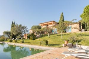 een villa met een zwembad en een huis bij Villa 6 chambres, vue inouïe mer et campagne, parc 1 hectare, piscine 20m, climatisation intégrale in Ramatuelle