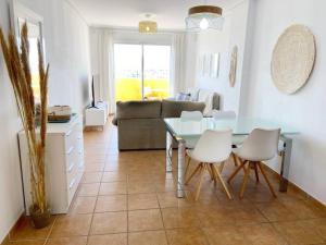 een woonkamer met een tafel en witte stoelen bij Casa de Canna- Near the beach in Vera