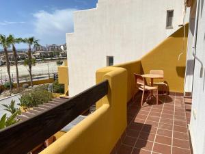 een balkon met een tafel en stoelen in een gebouw bij Casa de Canna- Near the beach in Vera