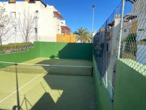 een tennisbaan met een net op een baan bij Casa de Canna- Near the beach in Vera