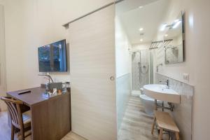 un bagno con lavandino e WC di B&B Ambitious a Catania Altre 26 foto