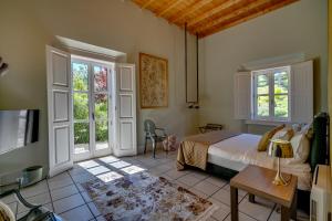 ein Schlafzimmer mit einem Bett und zwei Fenstern in der Unterkunft Best Luxury Boutique B&B Vista do Vale Tomar in Tomar