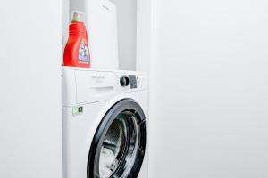 - un lave-linge avec une bouteille dans l'établissement Casa Dolce Vita, à Toscolano Maderno