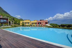 - une piscine en face d'une maison dans l'établissement Casa Dolce Vita, à Toscolano Maderno