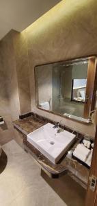 bagno con lavandino e grande specchio di Quynh Trang Hung Yen Hotel a HÆ°ng YÃªn