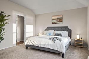 een slaapkamer met een groot bed met witte lakens bij @ Marbella Lane - Amazing 4BR Lakeview Home in Austin