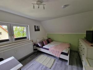 een kleine slaapkamer met een bed en een raam bij Tinyroom mit Ausblick in Königstein an der Elbe