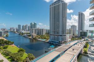 vista su una città con un fiume e su edifici di Modern 2 bed at Beach Walk 17th floor Miami a Hollywood