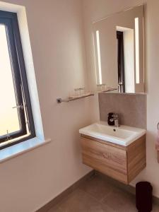 bagno con lavandino e specchio di Greene Acres - Room Only a Doolin