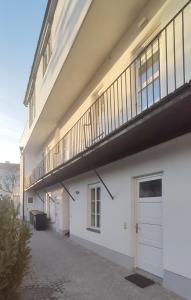 ein weißes Gebäude mit Balkon darüber in der Unterkunft Gemütliche Zweiraumwohnung in Ruhelage in Wien