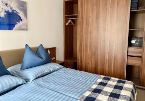 Posteľ alebo postele v izbe v ubytovaní Iris Appartement in Hévíz mit Tiefgarage und Panoramaaussicht
