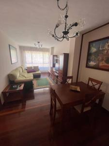 Estupendo piso en el centro في كابيزون دي لا سال: غرفة معيشة مع طاولة وأريكة