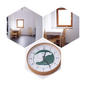 Zimmer mit einer Uhr und einem Esszimmer in der Unterkunft Vital Horse 