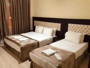 een hotelkamer met 2 bedden en handdoeken erop bij Comfort Hotel Taksim in Istanbul