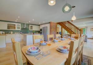 comedor con mesa y cocina en Foden Lodge, en Thursford