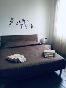 sypialnia z łóżkiem z ręcznikami w obiekcie Roma House Alessandrino w Rzymie