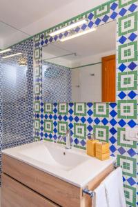 bagno con lavandino e specchio di YourHome - Casa Moscatelli 150 steps a Positano