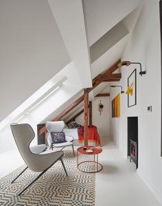uma sala de estar com uma cadeira e uma lareira em Villa Chez les Amis - Adults only em Balatonszepezd