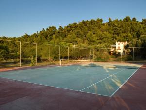 Tenis a/nebo squash v ubytování Amaryllis Summer Maisonettes nebo okolí