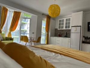 um quarto com uma cama grande e uma cozinha em Waves 54 em Mamaia Nord – Năvodari