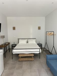 een slaapkamer met een bed en een blauwe bank bij PTM DownTown Hostel&Suites in Portimão