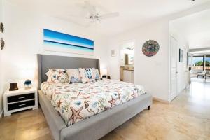 a bedroom with a bed and a white wall at The Cottonwood House - Beach Villa in Providenciales