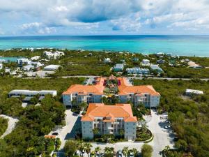 uma vista aérea de um resort perto do oceano em The Cottonwood House - Beach Villa em Providenciales