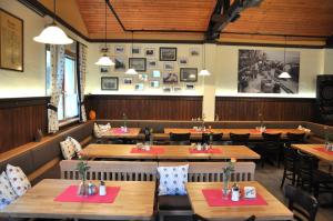 Kirchenwirt في Kaumberg: غرفة طعام مع طاولات وكراسي خشبية