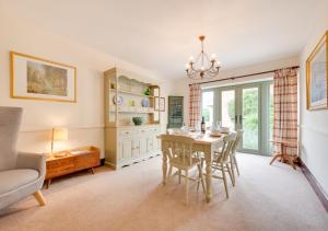 - une salle à manger avec une table et des chaises dans l'établissement Keepers Cottage, à East Dereham