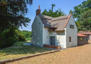Keepers Cottage في Panxworth: حظيرة بيضاء قديمة مع سقف