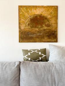 モシュチェニチュカ・ドラガにあるseaview apartments croatia – ENAの枕付きベッドの上に掛けられた絵画