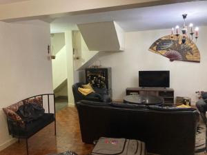 TV a/nebo společenská místnost v ubytování Eve Homestay