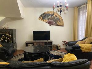 TV a/nebo společenská místnost v ubytování Eve Homestay + 28 fotografií