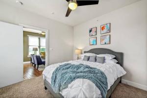Un dormitorio con una cama grande con una manta azul. en 2BR Airy Getaway Near Downtown Pool Gym, en San Antonio 25 fotos más