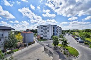 una vista aérea de una calle con un edificio en 2BR Airy Getaway Near Downtown Pool Gym, en San Antonio