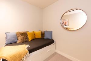 Zimmer mit einem Bett und einem Spiegel an der Wand in der Unterkunft 2-Bed in South Melbourne w Beautiful City Views in Melbourne